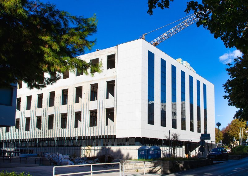 Općinski sud u Splitu treba se uskoro useliti u zgradu bivše robne kuće, ali zasad još ništa od toga. Otkrivamo zašto