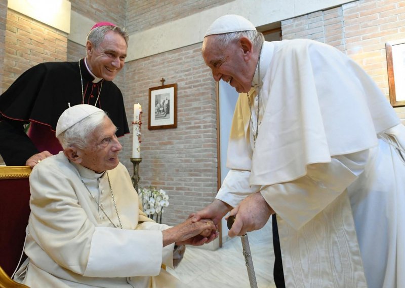 Bivši papa Benedikt voljan svjedočiti u gnjusnom slučaju o zlostavljanju djece