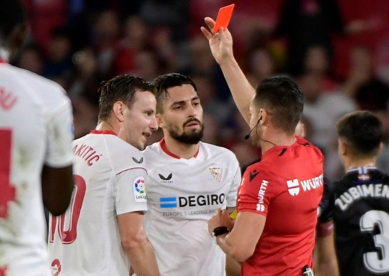 [FOTO] Ivan Rakitić dobio izravni crveni karton nakon intervencije VAR-a; Sevilla hrabro pala s devetoricom igrača na terenu
