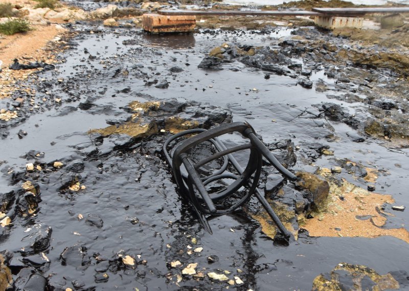 [FOTO] Ekološka katastrofa: Onečišćeno more u Istri, ministarstvo pokreće istragu