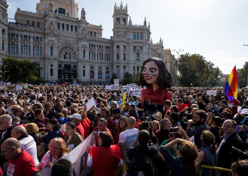 [FOTO] U Madridu 200.000 ljudi prosvjedovalo protiv reforme javnog zdravstva: 'Vaše zdravlje ne smije ovisiti o debljini vašeg novčanika'