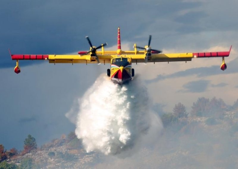 Pet zrakoplova gasi stoti požar u ovoj godini