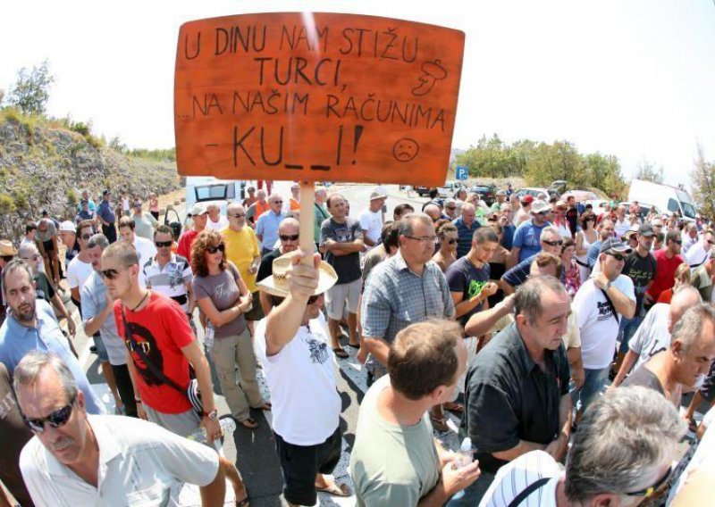 Protesting Dina workers halt traffic on Krk bridge for 1 hour