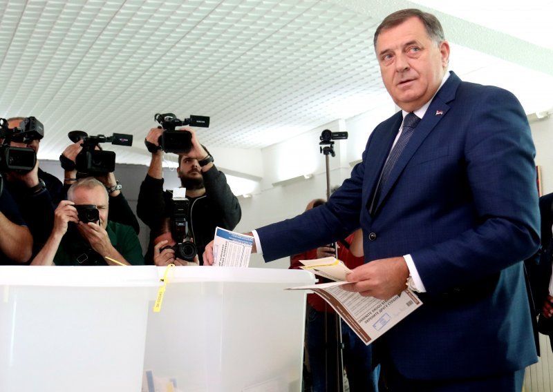 Posložile se kockice pa su Dodiku otvorena vrata za ostanak u državnoj vlasti