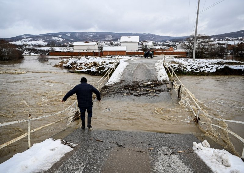 Oca i sina u Albaniji odnijela nabujala rijeka, kćer se uspjela izvući; poplavljeno i Kosovo