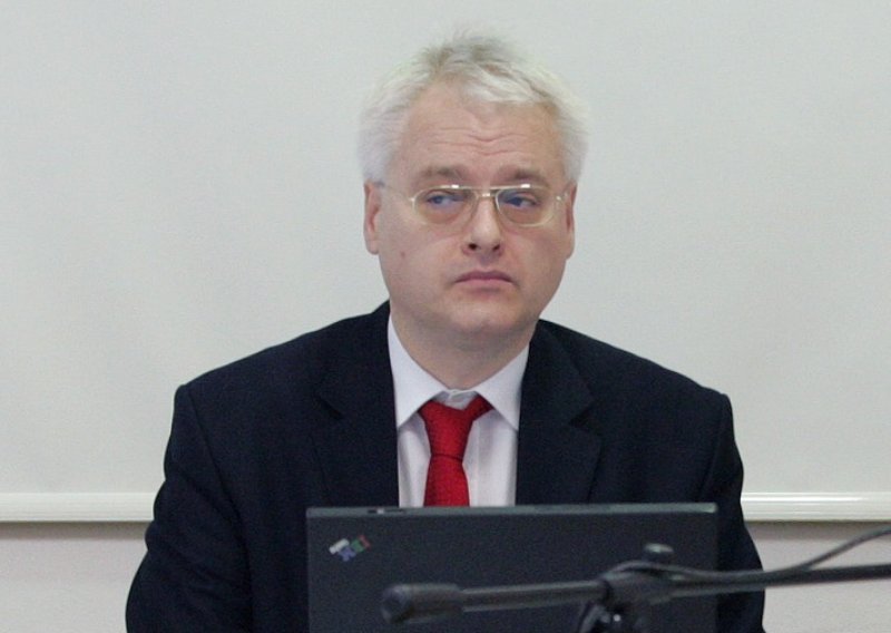 Ivo Josipović po glasače odlazi u BiH