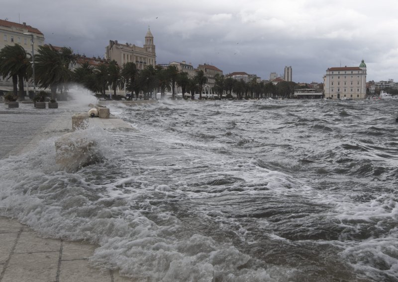 Oprez na Jadranu: Upaljen crveni alarm zbog olujnog juga, očekuje se i plavljenje riva