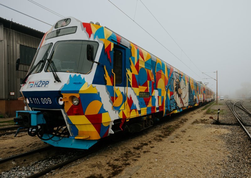 [FOTO] Poznati muralist Boris Bare oslikao HŽ-ov vlak, pogledajte kako izgleda i kojim relacijama vozi