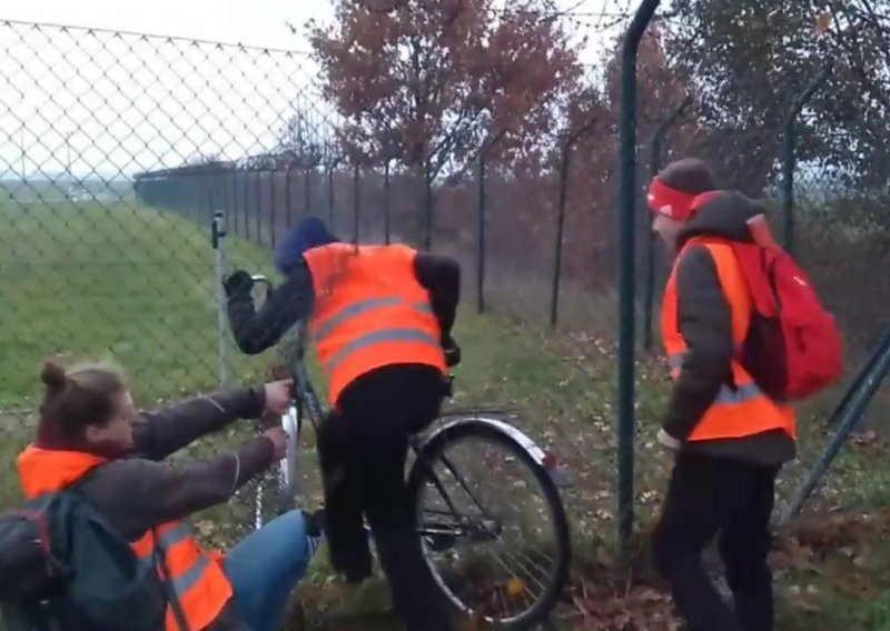 [VIDEO] Pogledajte trenutak kada su klimatski aktivisti provalili na pistu, zalijepili se i zatvorili berlinsku zračnu luku