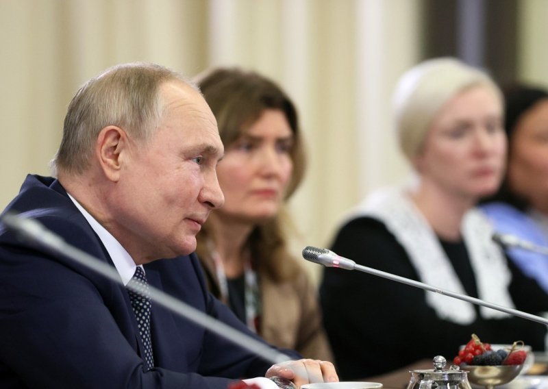 Putin: 'Rusija nije poludjela, nećemo po svijetu mahati nuklearnim oružjem kao britvom'