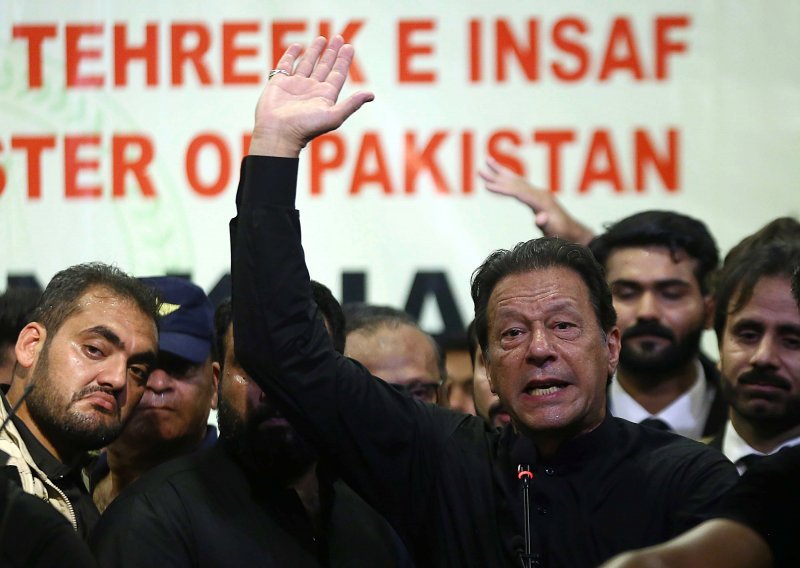 Svrgnuti pakistanski premijer nakon ranjavanja odustao od marša na Islamabad, no ipak prijeti novom krizom