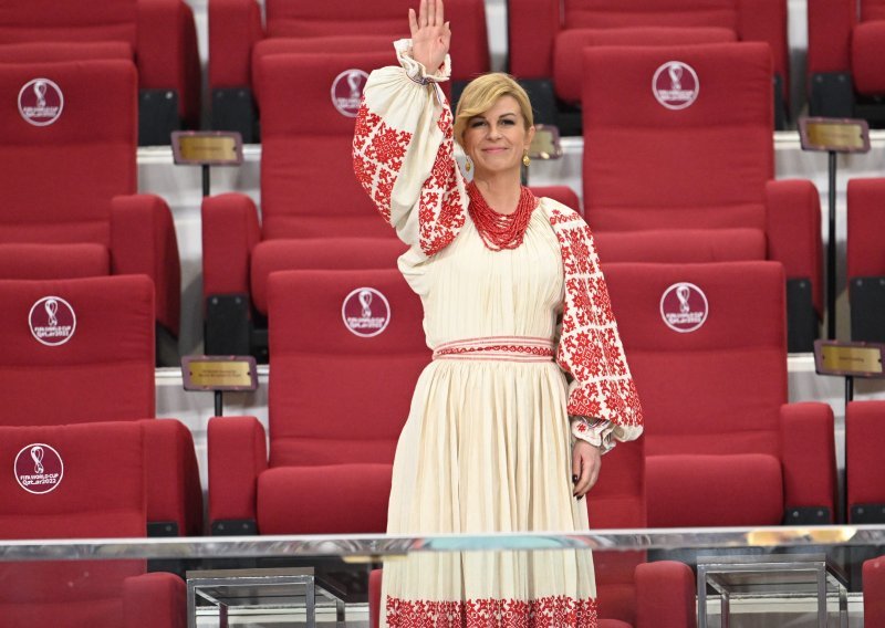 Prizor za pamćenje: Kolinda Grabar-Kitarović u narodnoj nošnji navija iz svečane lože