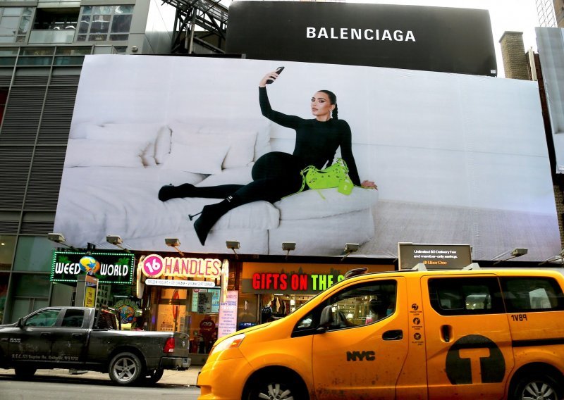 Balenciaga se ispričava zbog šokantne kampanje; oglasila se i Kim Kardashian