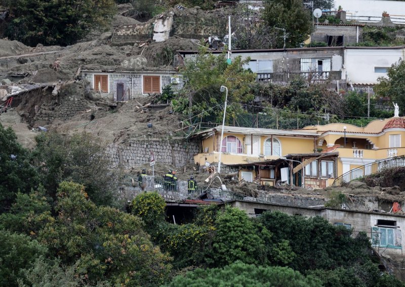 [FOTO] Slike užasa pristižu s talijanskog otoka Ischije; još uvijek se traga za stradalima u odronima