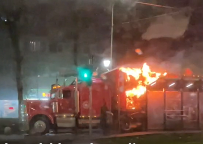 [VIDEO] Vatreno uoči blagdana: Božićni kamion Coca-Cole zapalio se nasred ceste u Bukureštu