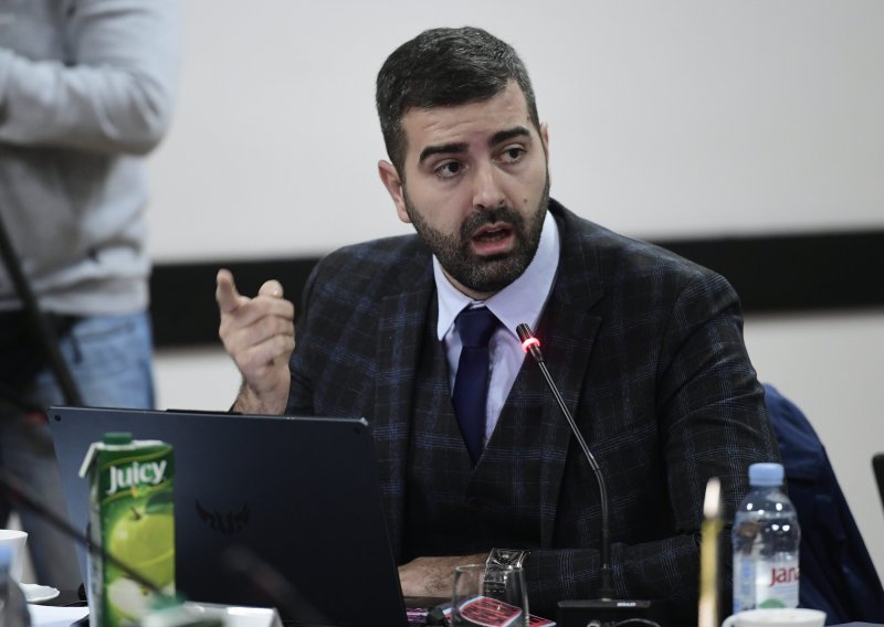 Davor Matijević novi je predsjednik splitskog SDP-a, šest šaljivih članova stranke glasalo za Marka Livaju