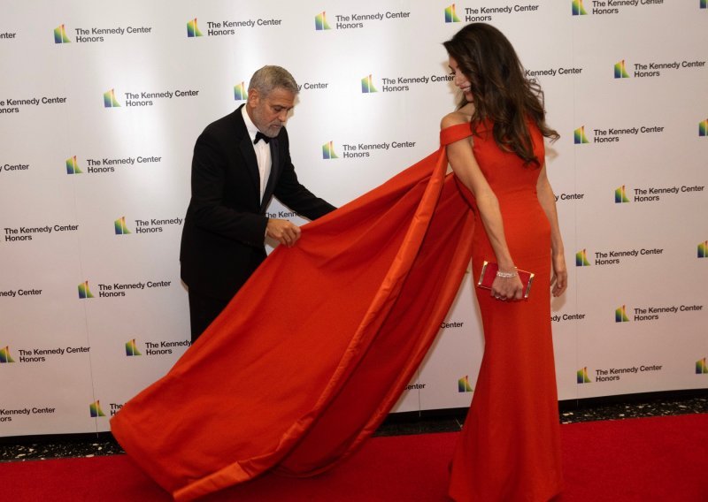Raskošna haljina zadala probleme Amal Clooney, a onda je George spasio stvar