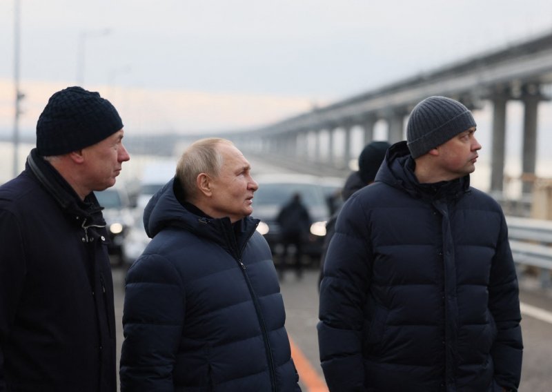 [VIDEO] Putin za volanom Mercedesa prešao preko Krimskog mosta koji je granatiran u listopadu: 'Moramo popraviti lijevu stranu'