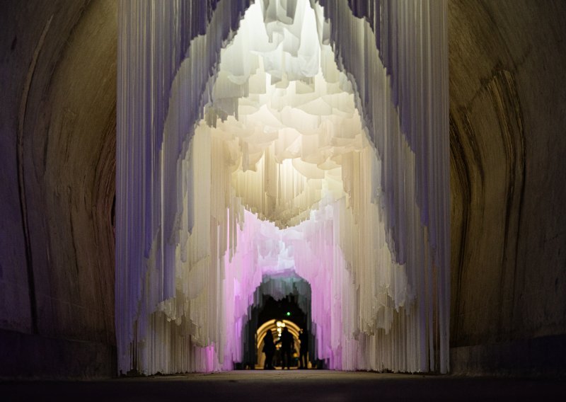 [FOTO] Tunel Grič postao je ledena špilja, pogledajte dojmljivu tekstilnu skulpturu dugu 40 metara