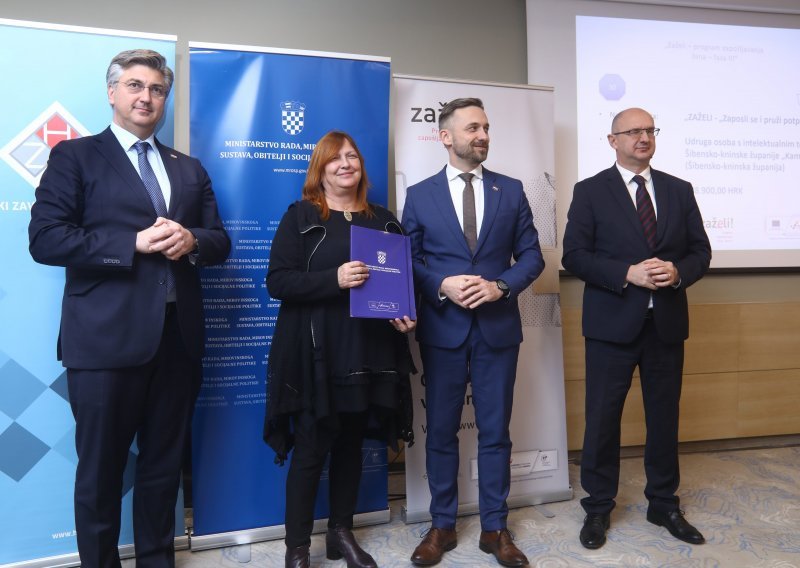 [FOTO] Plenković uručio ugovore za projekt 'Zaželi' kojim će se zaposliti gotovo 1000 žena