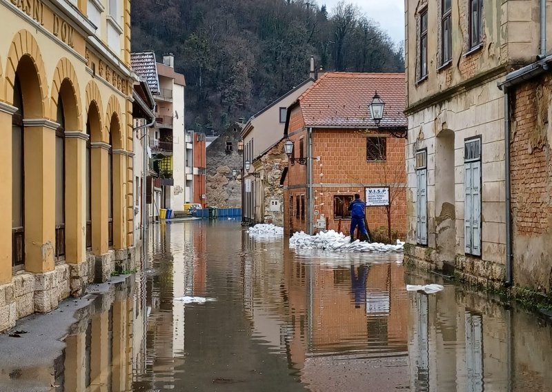 [FOTO/VIDEO] Izvanredno stanje zbog poplava: Napeto u Dvoru i Kostajnici, sprema se obrana Karlovca