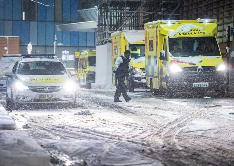 [FOTO] Snijeg, magla i led izazvali kaos u Velikoj Britaniji; vozači zarobljeni na autocesti