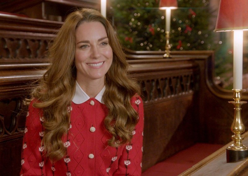 Princeza od Walesa i božićna čarolija: Kate Middleton u savršenom zimskom džemperu pokazuje kako je okitila jelku