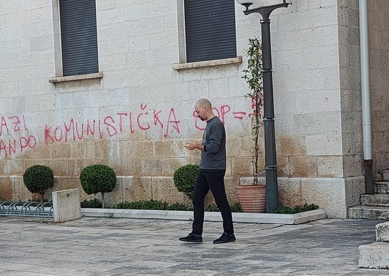 [FOTO] U Makarskoj gradonačelniku ispod prozora osvanuli uvredljivi grafiti