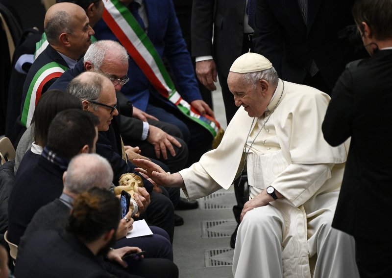 Papa obilježio 86. rođendan nagradivši troje humanitaraca, uključujući beskućnika