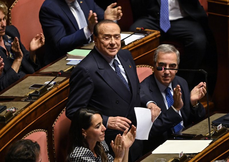 Berlusconi objasnio zašto nije ušao u novu vladu: Pao sam, liječnici se čude što sam živ