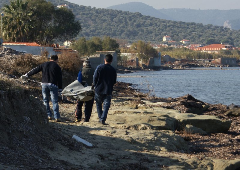 Dijete umrlo u brodolomu čamca s migrantima na obali Lezbosa