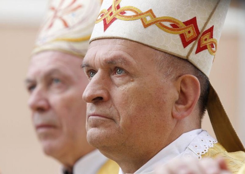 Pomoćni biskup zagrebački Valentin Pozaić podnio ostavku