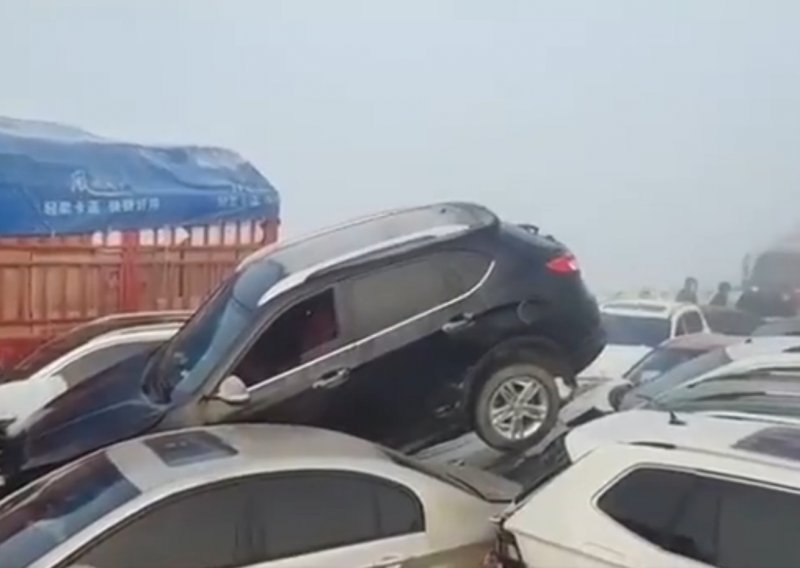 [VIDEO] Užas u Kini: U lančanom sudaru sudjelovalo preko 200 vozila, jedna je osoba poginula, mnogi ostali zaglavljeni