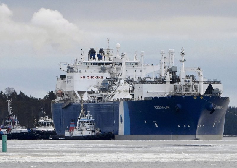 Golemi plutajući LNG terminal doplovio do Finske, njemački RWE potpisao 15-godišnji ugovor o isporuci američkog plina