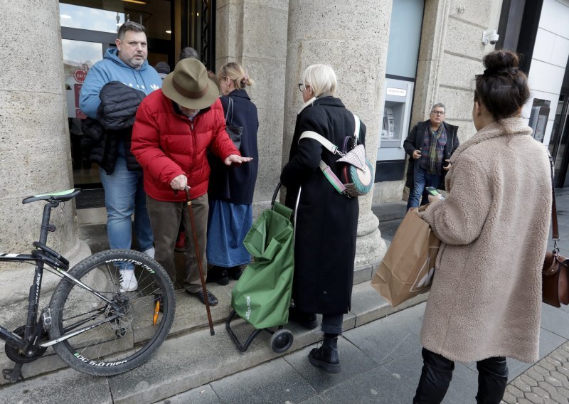 [FOTO] Građani nahrupili na bankomate i banke, cijeli dan se stvaraju gužve