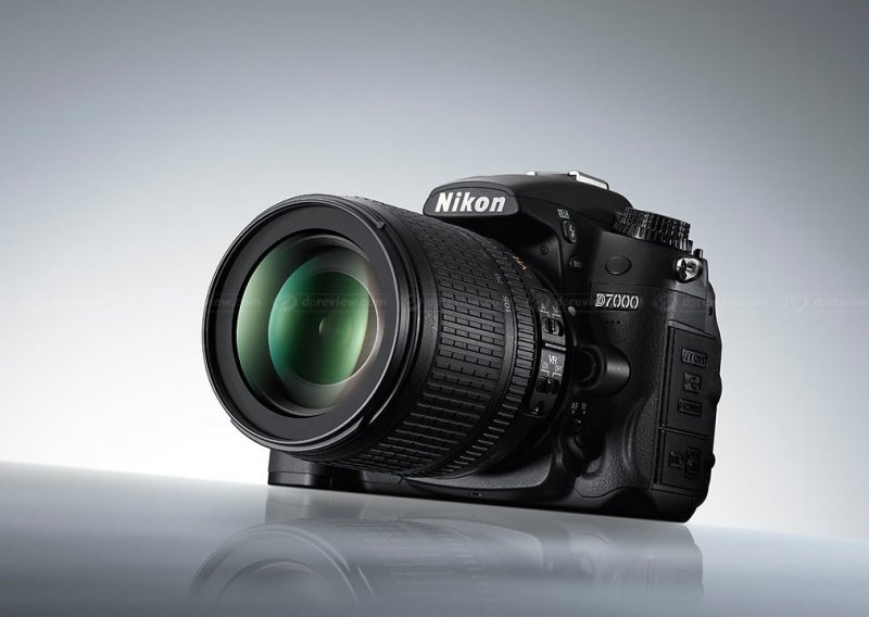 Nikon službeno predstavio D7000
