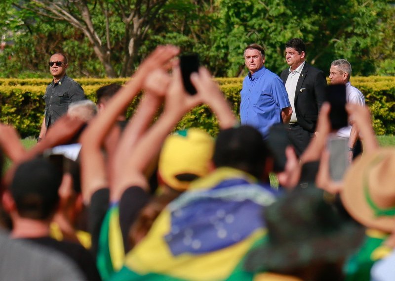 Gubitnik Bolsonaro u suzama se oprostio s pristašama, kreće u Miami: 'Pred nama je velika budućnost'