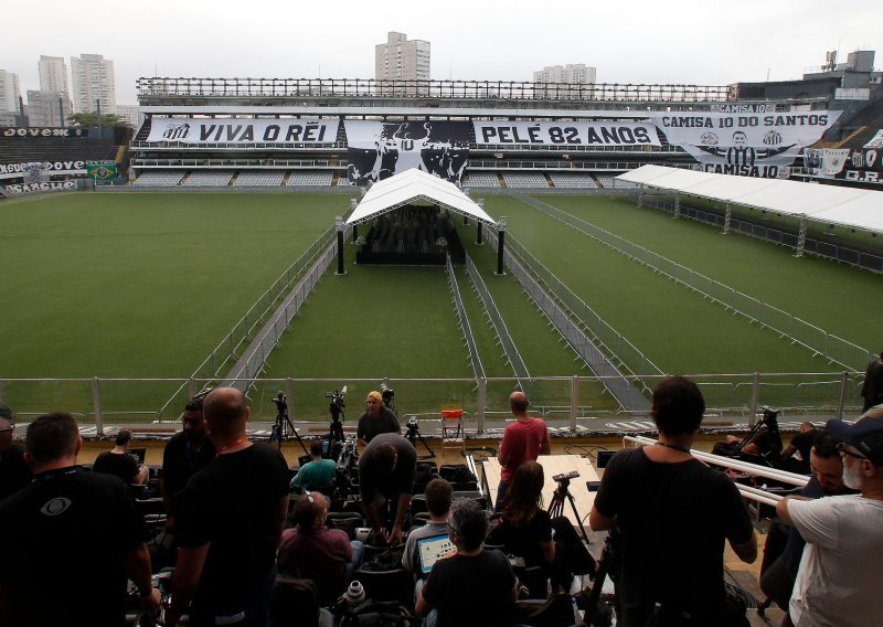 [FOTO] Peleov lijes dopremljen na Santosov stadion, bit će izložen 24 sata