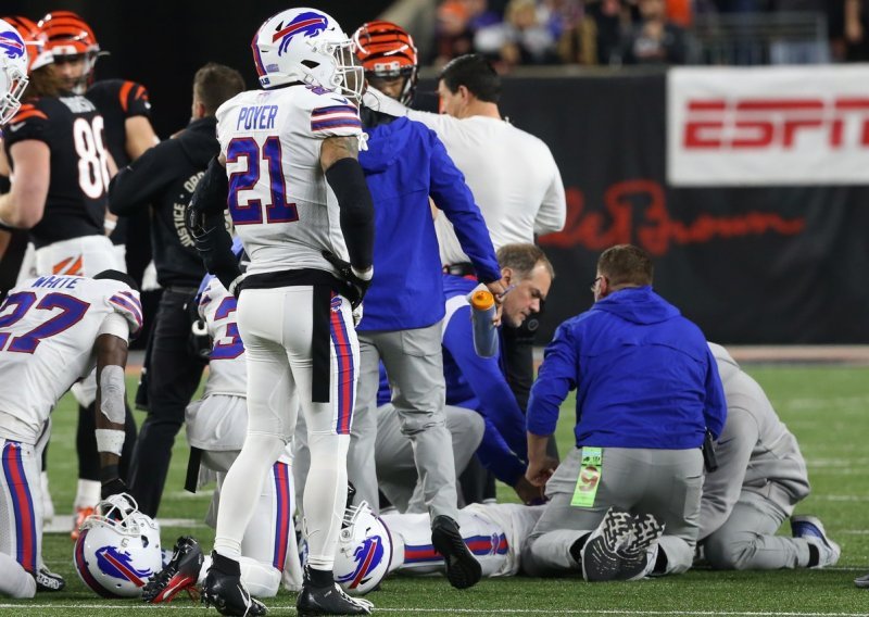 [FOTO] Dramatične scene na NFL utakmici; mlada zvijezda Buffalo Billsa doživjela infarkt, oživljavali su ga na terenu...