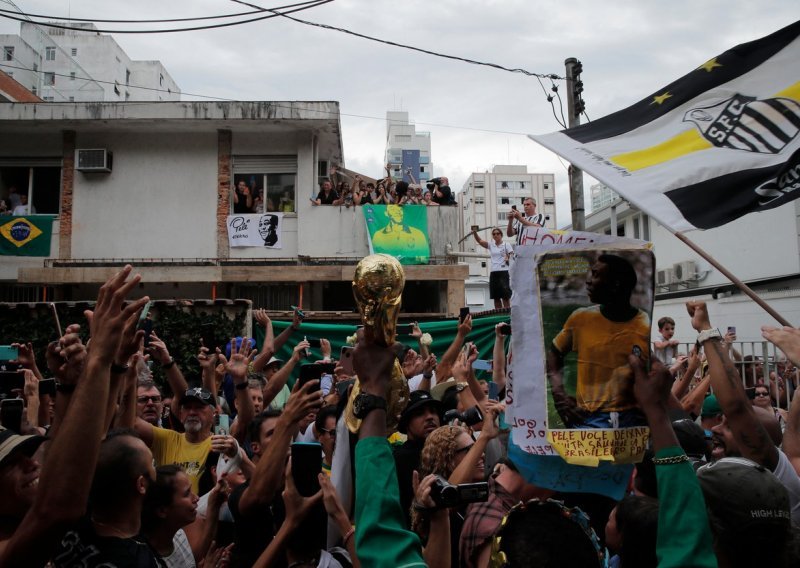 [FOTO] Stotine tisuće Brazilaca ispraća Pelea na njegovom posljednjem putovanju: Živio kralj!