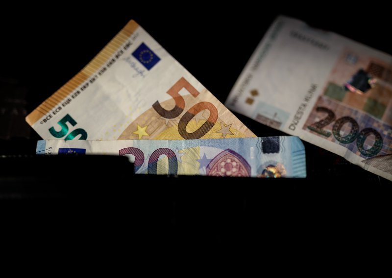 HNB: 'Banke pri zamjeni kune za euro ne naplaćuju naknadu, neovisno o količini'