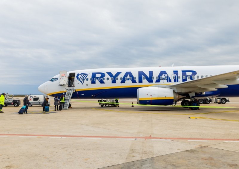 Putnici Ryanaira za Hrvatsku ostali zaglavljeni u aerodromskom hodniku: Pola sata lupali po zidovima i dozivali pomoć, nisu dobili ni ispriku