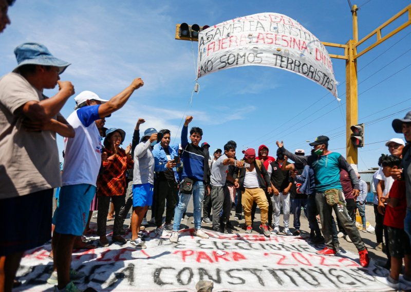 [FOTO] Prosvjednici u Peruu pokušali zauzeti zračnu luku, sukobili se s policijom