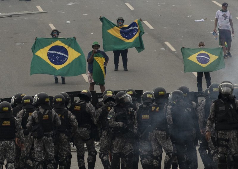 Brazilska policija raščistila kamp Bolsonarovih pristaša: Privedeno 1500 osoba