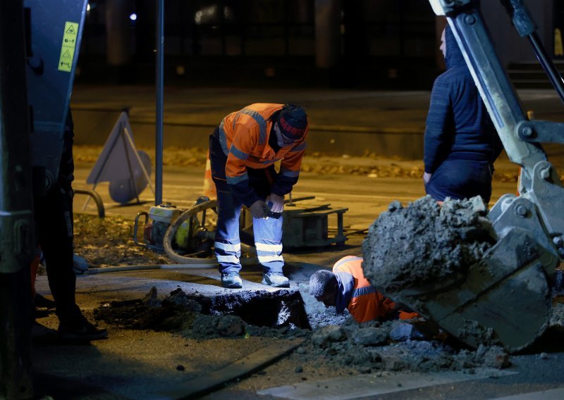 Ponovno pukle cijevi u Zagrebu, dio Savske ceste bio pod vodom