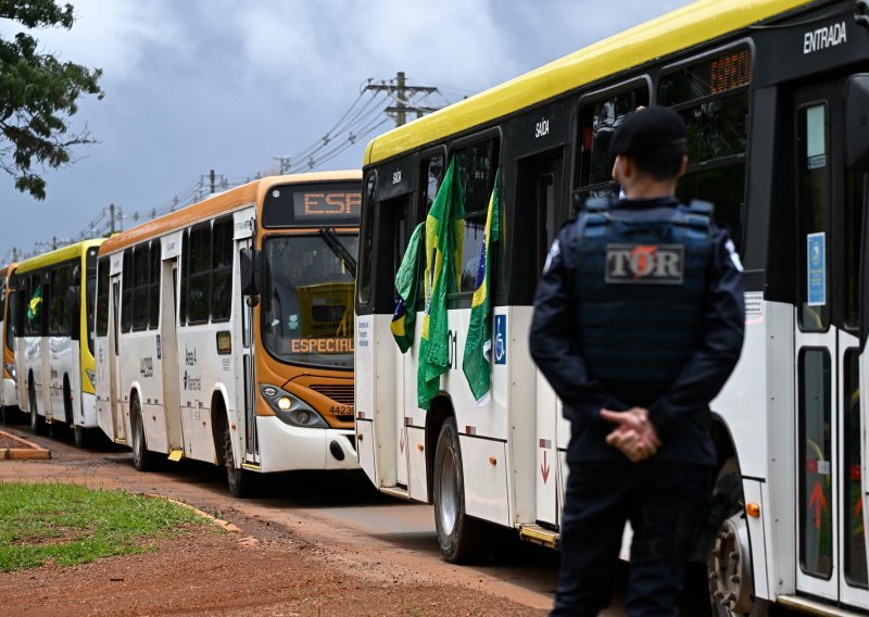 Brazilska policija raspoređena u kampu pristaša bivšeg predsjednika, Bolsonaro poriče da ih je poticao
