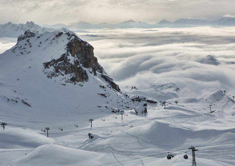 Lavina u francuskim Alpama zahvatila skijaše, jedna osoba poginula