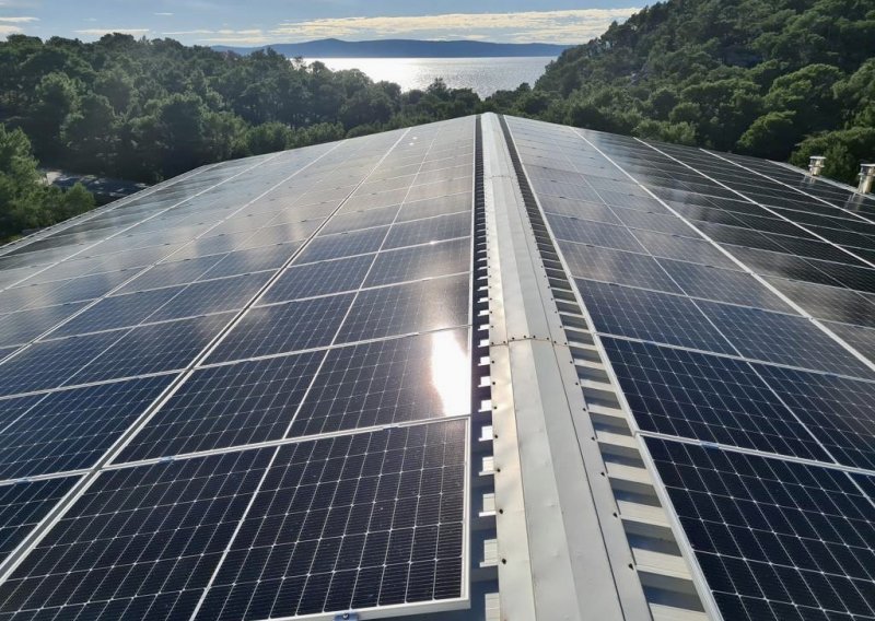 Sladoledi na solarni pogon? Makarska tvrtka Premis postavila solarne panele na krov proizvodnog pogona