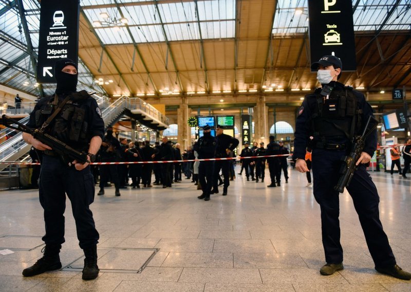 [FOTO/VIDEO] Užas u Parizu: Muškarac nožem napao nekoliko ljudi na željezničkom kolodvoru
