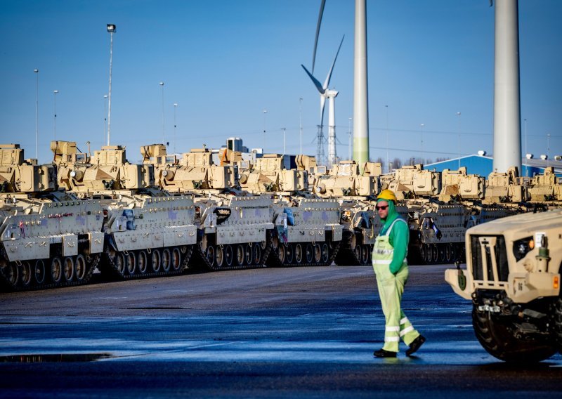 [FOTO] Američki tenkovi pristižu u nizozemsku luku, na putu su prema istočnom krilu NATO-a